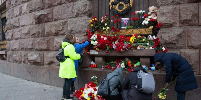Menschen legen Blumen zum Gedenken an die Opfer des Moskauer Terroranschlags nieder. Moskauer Terroranschlag