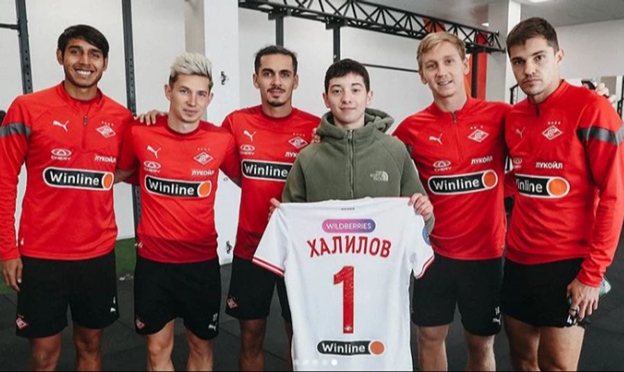 Der russische Fussballverein Spartak Moskau lud den jungen Helden nach der Aktion zu sich ein.