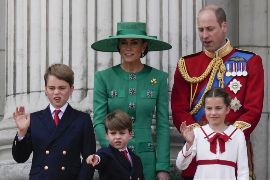 Prinzessin Kate, Prinz William und ihre drei Sprösslinge George, Louis und Charlotte winken vom Palast-Balkon.