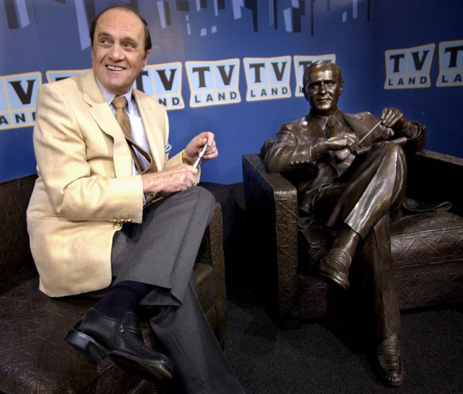 Eine Aufnahme von Bob Newhart und der in Bronze gegossenen von ihm gespielten Fernsehrolle Dr. Bob Hartley. (Archivbild)