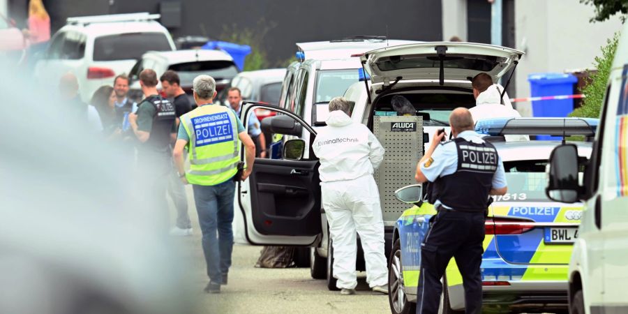 Ein 63-Jähriger soll auf seine Familienmitglieder geschossen haben.