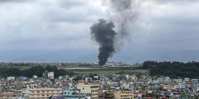 19 Menschen seien an Bord der Maschine der nepalesischen Fluggesellschaft Saurya Airlines gewesen. Flugzeugabsturz in Nepal
