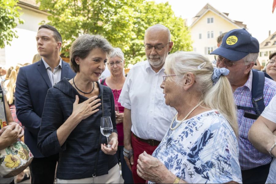 Auch Simonetta Sommaruga plauderte 2021 in Schaffhausen entspannt mit der Bevölkerung. Auf dem In-Ear-Kopfhörer des Manns hinter ihr läuft aber wohl kein Spotify.