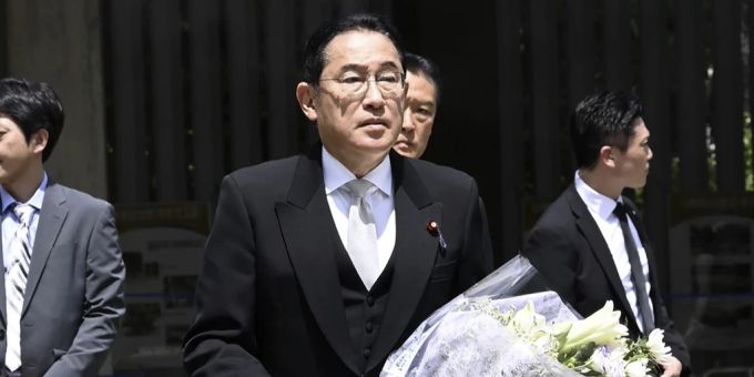 Fumio Kishida dankt ab. Fumio Kishida