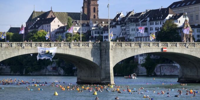 Viele Einheimische und auch Touris geniessen die Abkühlung im Rhein in Basel. Basel Rhein Schwimmen