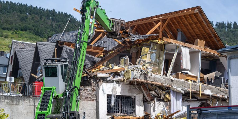 Das Hotel wird nach dem Einsturz Stück für Stück abgerissen.