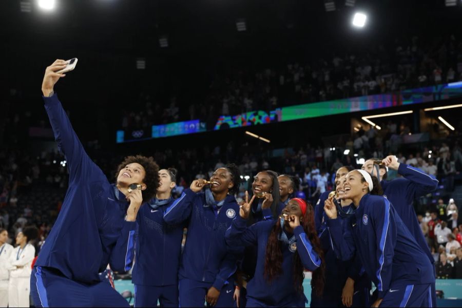 Team USA schiesst mit der Goldmedaille im Frauen-Basketball ein Selfie.