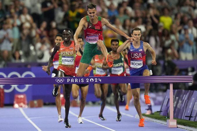 Soufiane El Bakkali gewinnt das 3000-Meter-Steeple-Rennen bei Olympia 2024. Olympia 2024 El Bakkali