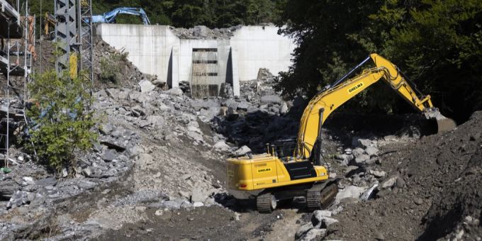 Bagger haben nach den Unwettern einen Schutzdamm beim Geschiebesammler am Milibach in Brienz BE erstellt. Milibach