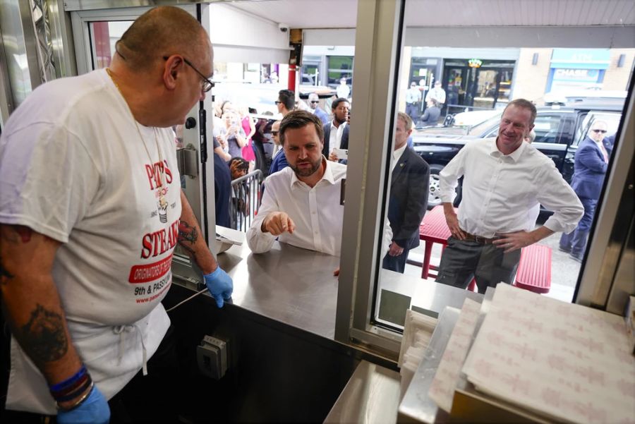 JD Vance zeigt und sagt, was er will: Keinen «Swiss Cheese» auf seinem Philly Cheesesteak.