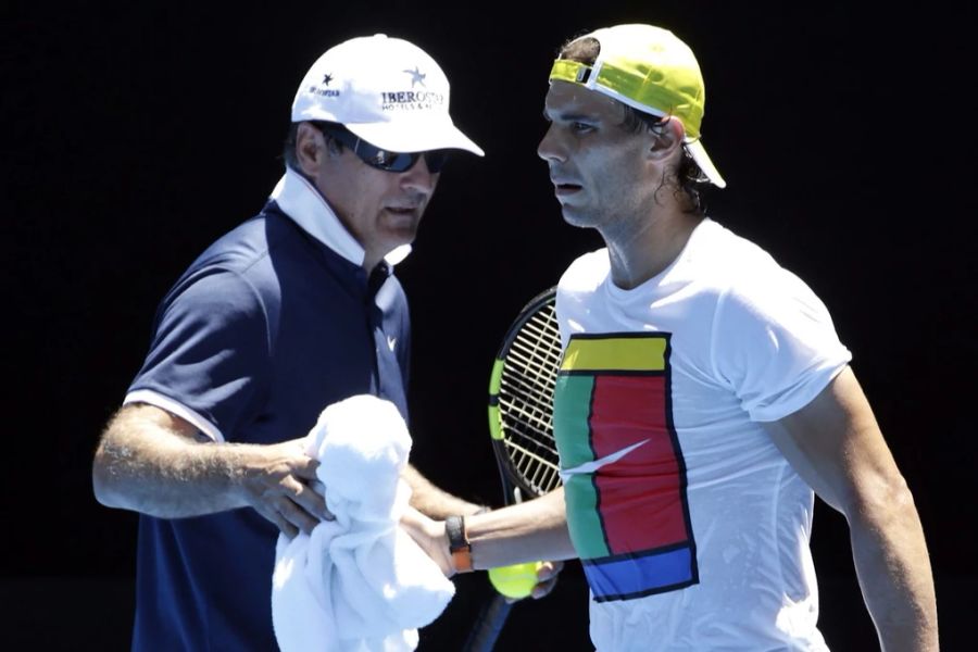 Toni Nadal (links) war langjähriger Trainer seines Neffen Rafael Nadal. Er verteidigt Jannik Sinner.