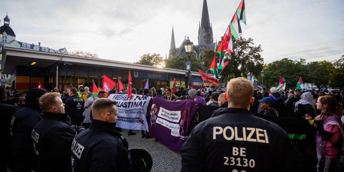 In Berlin-Kreuzberg nahmen mehrere Hundert Menschen an einer Demonstration mit dem Titel «Solidarität mit Palästina» teil. In Berlin-Kreuzberg nahmen mehrere Hundert Menschen an einer Demonstration mit dem Titel «Solidarität mit Palästina» teil.