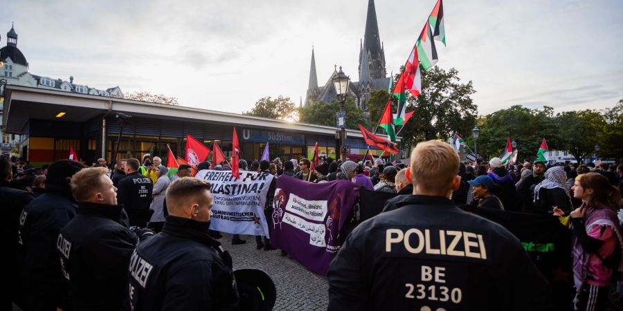 In Berlin-Kreuzberg nahmen mehrere Hundert Menschen an einer Demonstration mit dem Titel «Solidarität mit Palästina» teil.