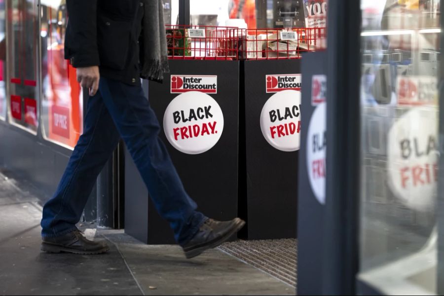 So warnen Konsumentenschützer, dass Geschäfte teilweise vorher extra die Preise erhöhen, damit die Produkte am Black Friday wie Schnäppchen wirken.