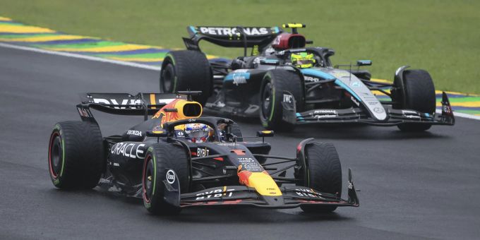 Der Fahrstil von Max Verstappen sorgt in der Formel 1 für Diskussionen. Max Verstappen Formel 1