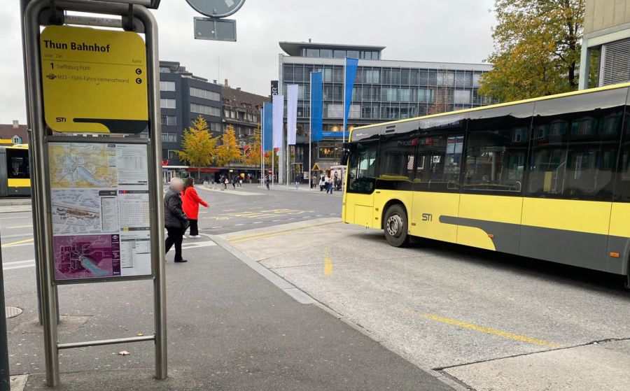 Der Typ lässt sie erst in Ruhe, als sie behauptet, auf ihren Freund zu warten.