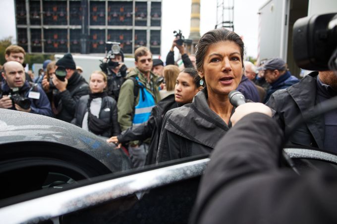 03.10.2024, Berlin: Sahra Wagenknecht (BSW) gibt nach ihrem Auftritt bei einer Friedensdemonstration an der Siegessäule ein Interview. ·Nie wieder Krieg·-Demonstration Berlin