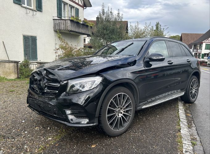 Beide Fahrer wurden verletzt. Fahrer