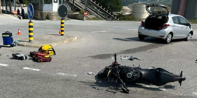 Ecuvillens FR - Töfffahrerin (17) nach Kollision ins Spital geflogen