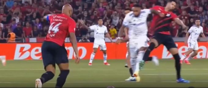 Rafael Silva (M.) streckt seinen Gegenspieler nach drei Sekunden mit einem Ellenbogenschlag nieder. Rafael Silva
