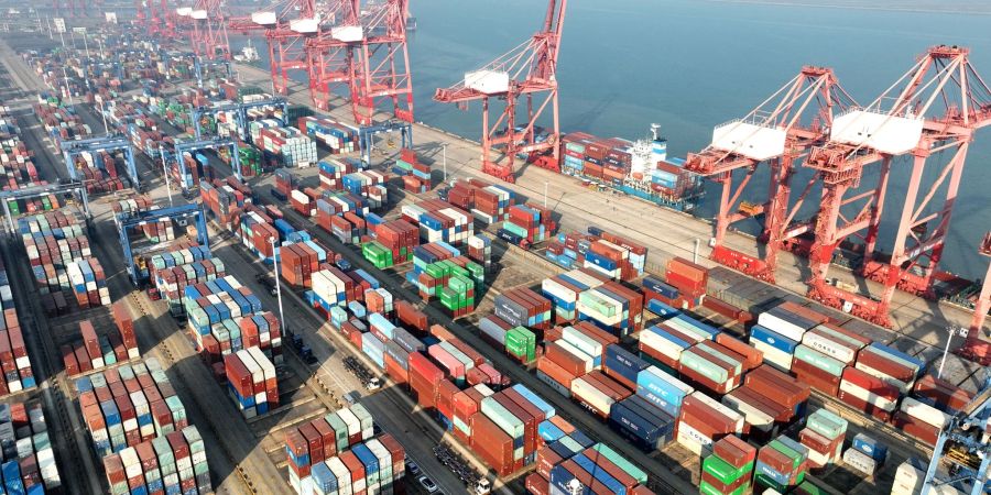 Containerterminal im Hafen von Lianyungang: Chinas Industrie ist zuletzt überraschend stark gewachsen. (Archivbild)