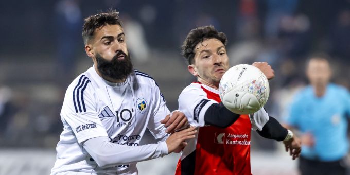 Oscar Correia von Etoile Carouge im Duell mit Linus Obexer vom FC Aarau. FC aarau
