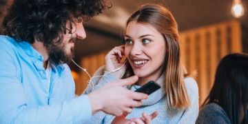 Frau und Mann beim Date hören Musik