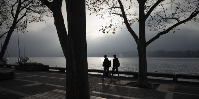 Die Wochenendtage beginnen in der Schweiz vielerorts mit Nebel. Am Nachmittag scheint aber vermehrt die Sonne. (Archivbild) Wetter