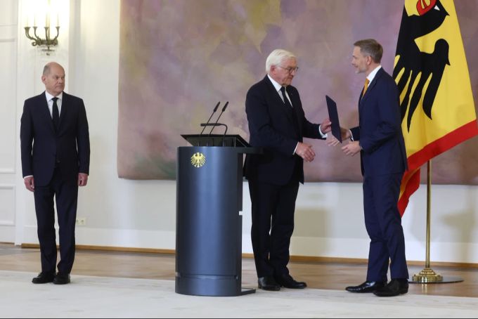 Kurs auf Neuwahlen: Bundespräsident Frank-Walter Steinmeier (m.) übergab Christian Lindner (r.) unter den Augen von Bundeskanzler Scholz am Donnerstag seine Entlassungsurkunde. Neuwahlen Scholz Steinmeier Lindner