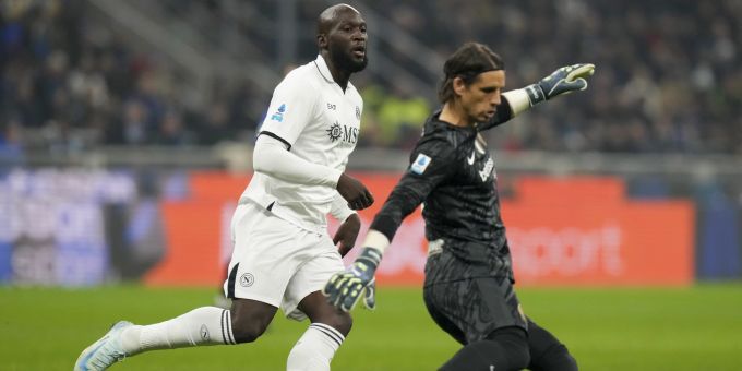 Yann Sommer schlägt den Ball weg - Romelu Lukaku kann nur zuschauen. Yann Sommer