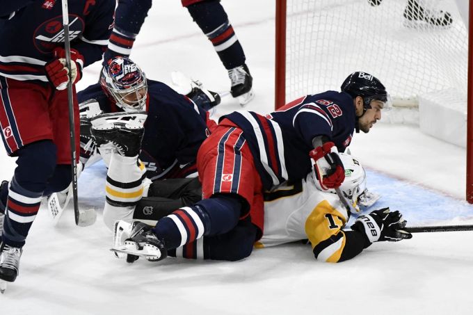 Nino Niederreiter im Zweikampf mit Bryan Rust. nhl