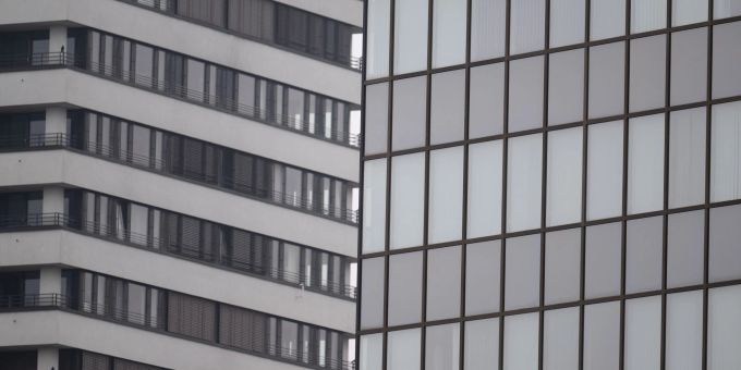 Gewerbeimmobilien machen die Hälfte alle Firmenkredite aus. (Smybolbild) banken