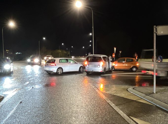 Der Unfall führte zu Verkehrsbehinderungen. Unfall dreier Autos.