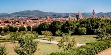 Grüne bäume, büsche und schöne antike gebäude in florenz, italien.