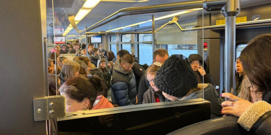 Weil Bernmobil den Betrieb einstellte, wichen wohl viele Pendlerinnen und Pendler auf den Zug aus.