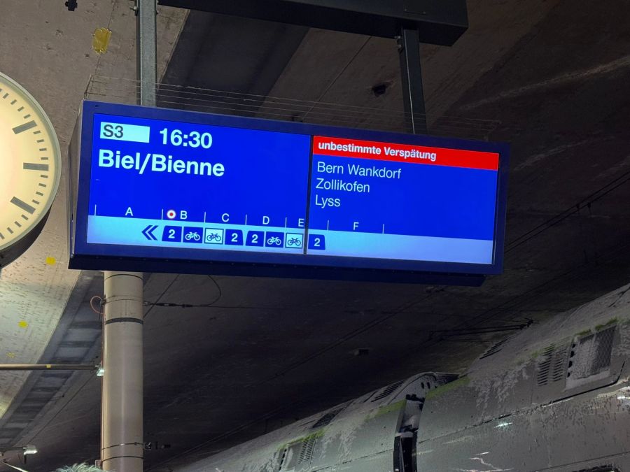 Dieser Zug aus Bern ist ebenlaus wegen des Schnees verspätet.