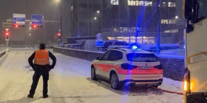 Von Donnerstagnachmittag bis Freitagmorgen ist es auf den Strassen des Kantons Bern zu rund 130 Verkehrsunfällen gekommen. 130 Verkehrsunfälle