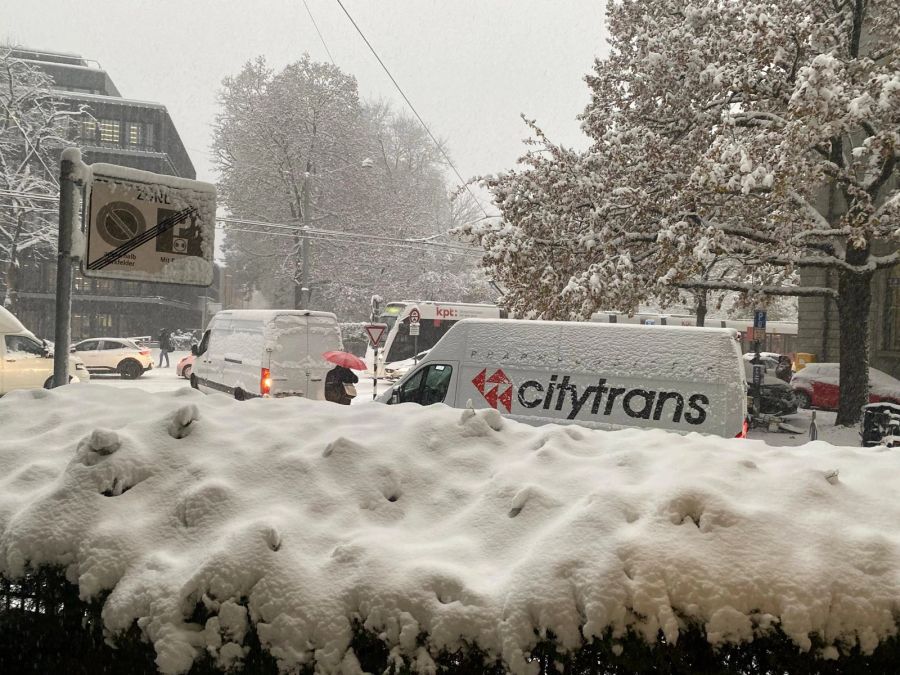 Der Wintereinbruch legt die ganze Hauptstadt lahm.