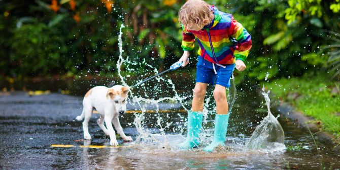 Junge und Hund im Regen