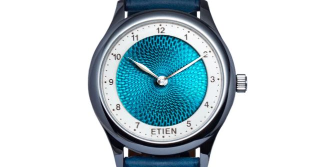 Etien Uhr mit blauem Ziffern blatt.