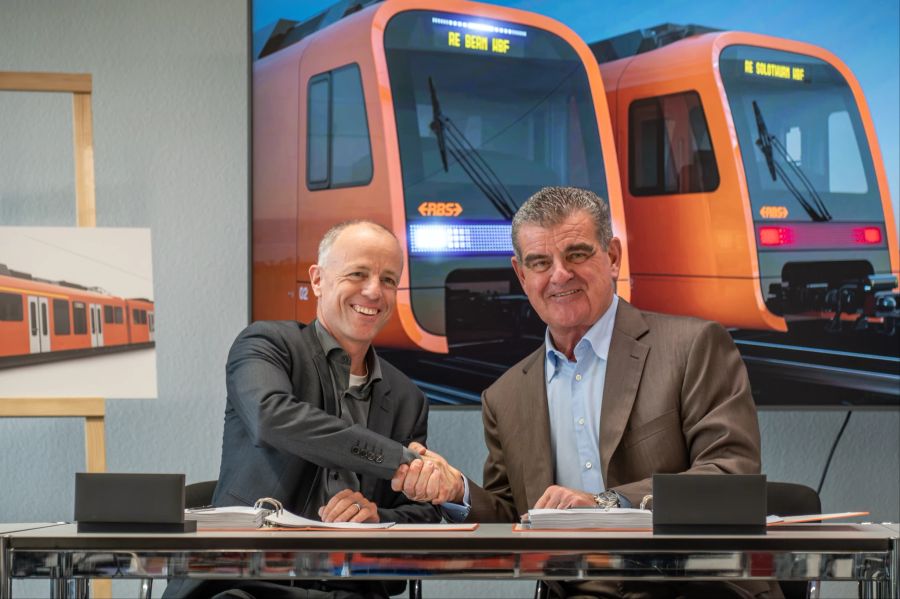 Rund 190 Millionen Franken bezahlt der RBS für das neue Rollmaterial. Im Bild: Fabian Schmid, Direktor RBS, mit Peter Spuhler, Verwaltungsratspräsident von Stadler Rail AG .