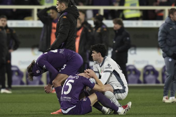 Mit- und Gegenspieler von Eduardo Bove leiden nach dessen Zusammenbruch. Fiorentina