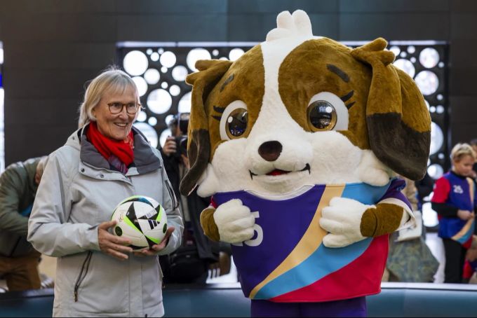 Frauen-Fussball-Pionierin Madeleine Boll mit «Maddli», dem Maskottchen der Frauen-EM 2025. Frauen-EM 2025
