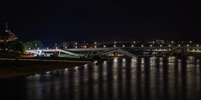 In Dresden (D) - Weiterer Abschnitt der Carolabrücke eingestürzt