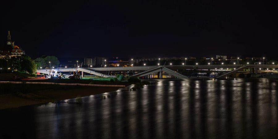 Ein weiterer Abschnitt der Carolabrücke in Dresden ist abgestürzt.