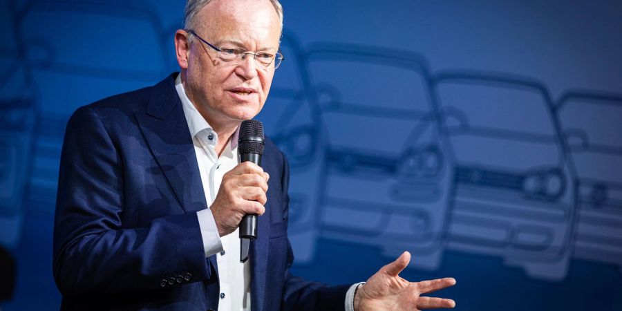 Niedersachsens Regierungschef Weil, hier bei einer Feier zu 50 Jahren VW Golf, wartet auf die Einführung günstigerer VW-Modelle.