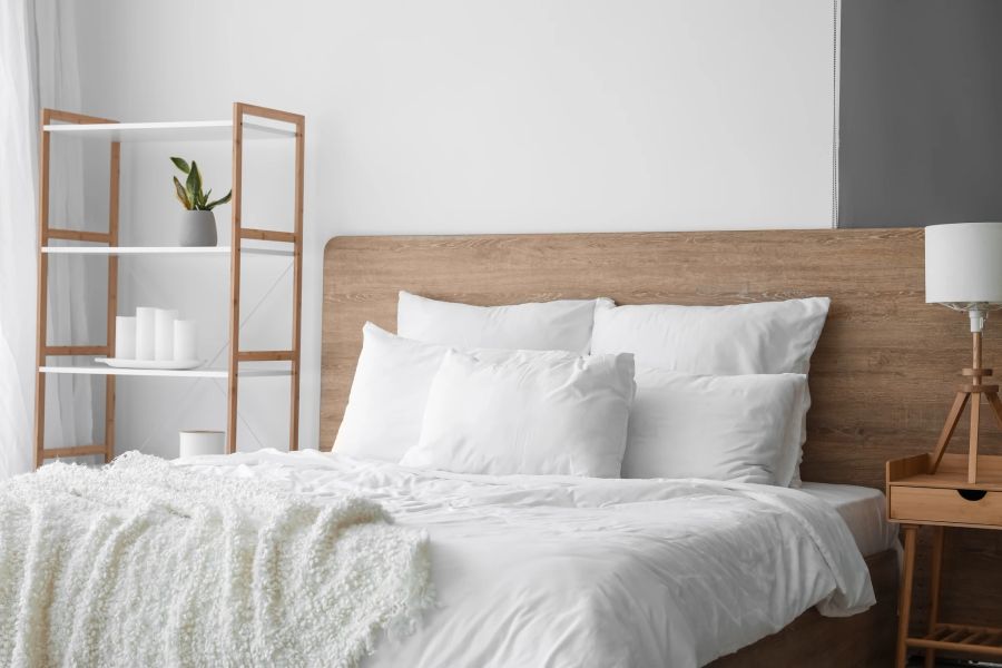 Minimalistisches Schlafzimmer mit sanften Linien.