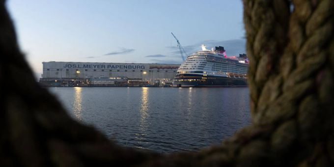 Die für ihre Kreuzfahrtschiffe bekannte Meyer Werft braucht in einer schweren Finanzkrise staatliche Unterstützung. Die für ihre Kreuzfahrtschiffe bekannte Meyer Werft braucht in einer schweren Finanzkrise staatliche Unterstützung.