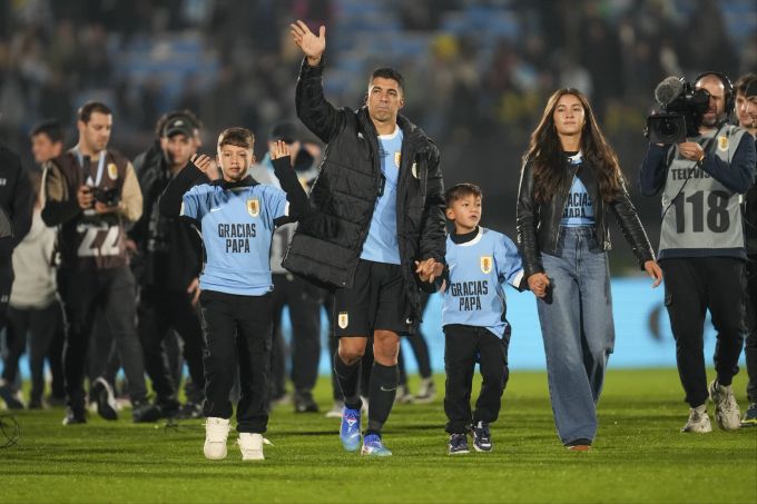 Luis Suarez wird von seiner Familie auf der Ehrenrunde begleitet. Luis Suarez