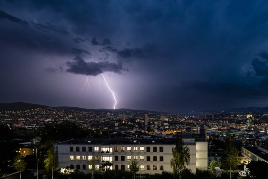 Am Sonntagabend können lokal starke Gewitter aufkommen. (Symbolbild)